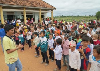 Đạt V quản trò chương trình thiện nguyện tại Dak Lak