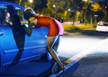 Gái mại dâm đứng đường mời chào khách