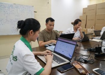 Nhân viên văn phòng làm việc máy tính